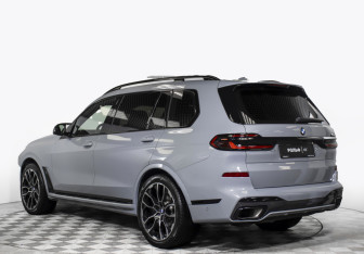 Подержанный автомобиль BMW X7 2024 года (7 фото)