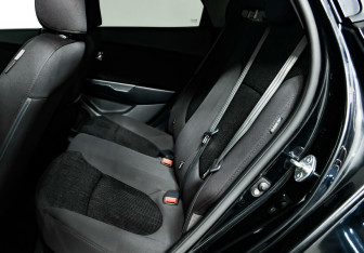 Подержанный автомобиль Kia Rio Sedan 2012 года (11 фото)