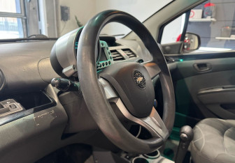 Подержанный автомобиль Chevrolet Spark 2011 года (13 фото)