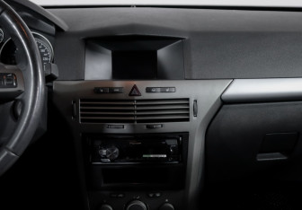 Подержанный автомобиль Opel Astra Hatchback 2006 года (12 фото)