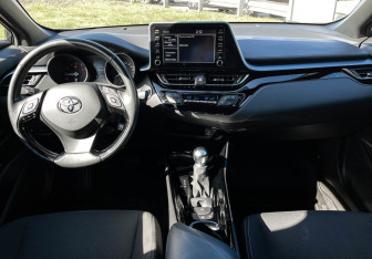 Подержанный автомобиль Toyota C-HR 2020 года (12 фото)