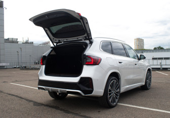 Подержанный автомобиль BMW X1 2024 года (18 фото)