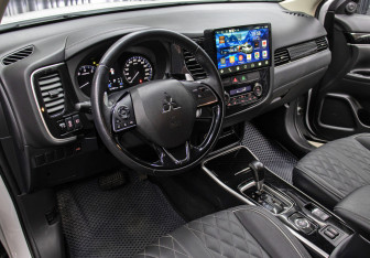 Подержанный автомобиль Mitsubishi Outlander 2022 года (16 фото)