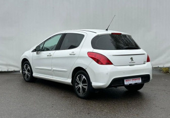 Подержанный автомобиль Peugeot 308 Hatchback 2011 года (7 фото)