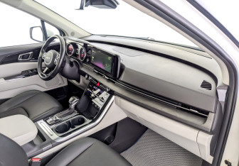 Подержанный автомобиль Kia Carnival 2022 года (11 фото)