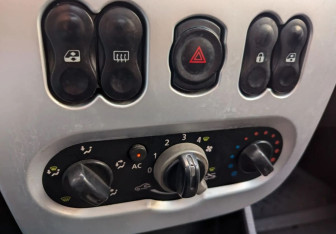 Подержанный автомобиль Renault Logan Sedan 2010 года (12 фото)
