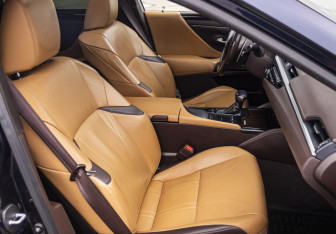 Подержанный автомобиль Lexus ES 2019 года (16 фото)
