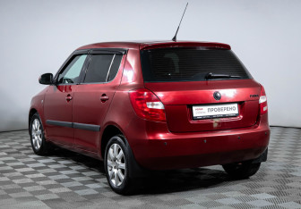 Подержанный автомобиль Skoda Fabia Hatchback 2008 года (7 фото)