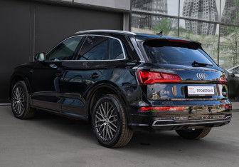 Подержанный автомобиль Audi Q5 2019 года (6 фото)