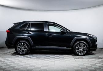 Подержанный автомобиль Toyota RAV4 2023 года (4 фото)