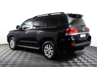 Подержанный автомобиль Toyota Land Cruiser Suv 2018 года (7 фото)