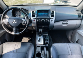 Подержанный автомобиль Mitsubishi Pajero Sport 2013 года (12 фото)
