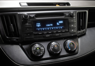 Подержанный автомобиль Toyota RAV4 2016 года (18 фото)