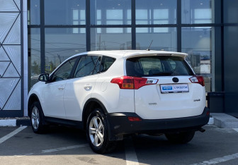 Подержанный автомобиль Toyota RAV4 2013 года (7 фото)