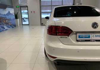 Подержанный автомобиль Volkswagen Jetta Sedan 2014 года (8 фото)