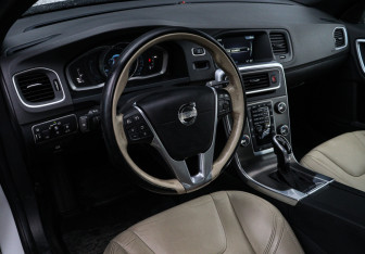 Подержанный автомобиль Volvo S60 2014 года (11 фото)
