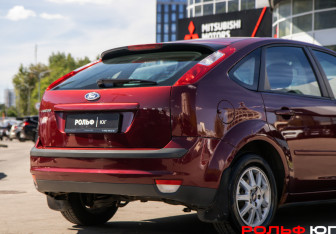 Подержанный автомобиль Ford Focus Hatchback 2006 года (15 фото)