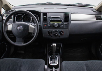 Подержанный автомобиль Nissan Tiida Hatchback 2011 года (13 фото)