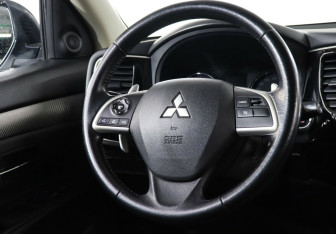 Подержанный автомобиль Mitsubishi Outlander 2013 года (11 фото)