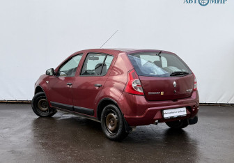 Подержанный автомобиль Renault Sandero 2011 года (7 фото)