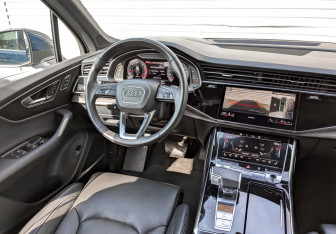 Подержанный автомобиль Audi Q7 2021 года (30 фото)