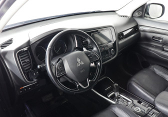 Подержанный автомобиль Mitsubishi Outlander 2017 года (9 фото)