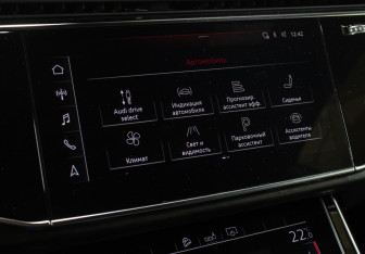 Подержанный автомобиль Audi Q8 2019 года (21 фото)