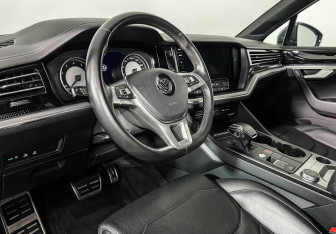 Подержанный автомобиль Volkswagen Touareg 2019 года (13 фото)