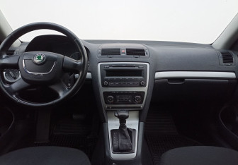 Подержанный автомобиль Skoda Octavia Liftback 2012 года (12 фото)