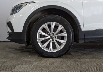 Подержанный автомобиль Volkswagen Tiguan 2021 года (17 фото)