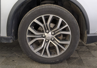 Подержанный автомобиль Mitsubishi Outlander 2016 года (12 фото)