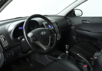 Подержанный автомобиль Hyundai i30 Hatchback 2011 года (13 фото)