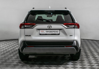 Подержанный автомобиль Toyota RAV4 2020 года (6 фото)