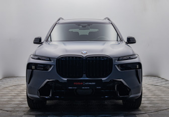 Подержанный автомобиль BMW X7 2023 года (6 фото)