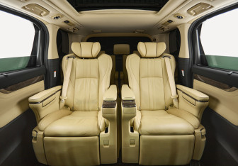 Подержанный автомобиль Toyota Alphard 2021 года (26 фото)