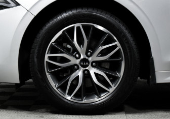 Подержанный автомобиль Kia K5 2020 года (8 фото)