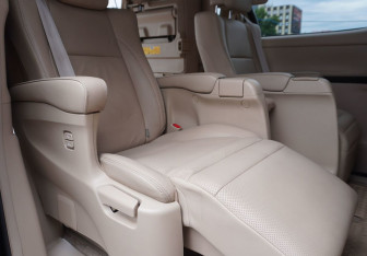Подержанный автомобиль Toyota Alphard 2012 года (14 фото)