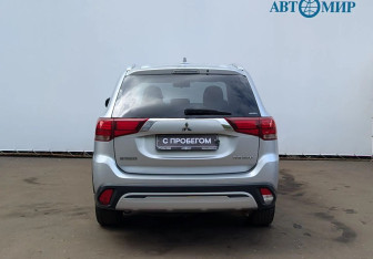 Подержанный автомобиль Mitsubishi Outlander 2018 года (6 фото)