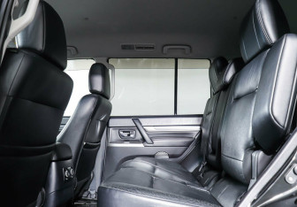 Подержанный автомобиль Mitsubishi Pajero 2012 года (17 фото)