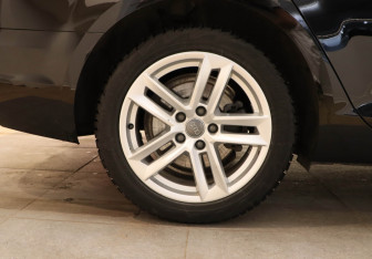 Подержанный автомобиль Audi A4 Sedan 2017 года (24 фото)