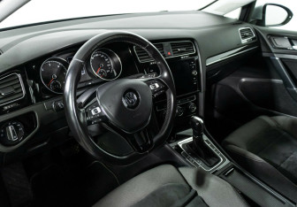 Подержанный автомобиль Volkswagen Golf Hatchback 2019 года (7 фото)