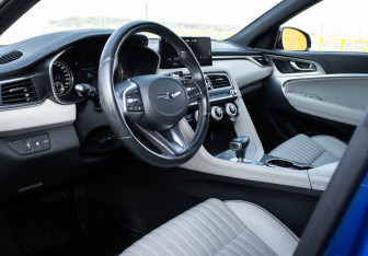 Подержанный автомобиль Genesis G70 2021 года (12 фото)