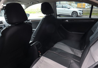 Подержанный автомобиль Volkswagen Jetta Sedan 2015 года (10 фото)