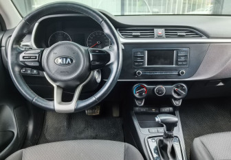 Подержанный автомобиль Kia Rio Hatchback 2021 года (13 фото)