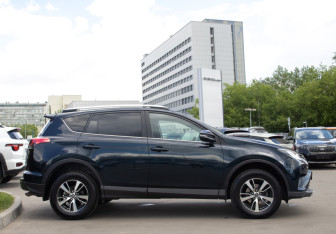 Подержанный автомобиль Toyota RAV4 2019 года (3 фото)