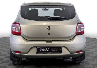 Подержанный автомобиль Renault Sandero 2018 года (6 фото)