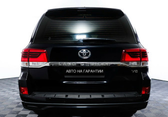 Подержанный автомобиль Toyota Land Cruiser Suv 2016 года (6 фото)
