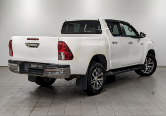 Подержанный автомобиль Toyota Hilux 2015 года (5 фото)