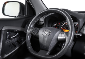 Подержанный автомобиль Toyota RAV4 2012 года (17 фото)