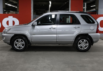 Подержанный автомобиль Kia Sportage 2006 года (8 фото)
